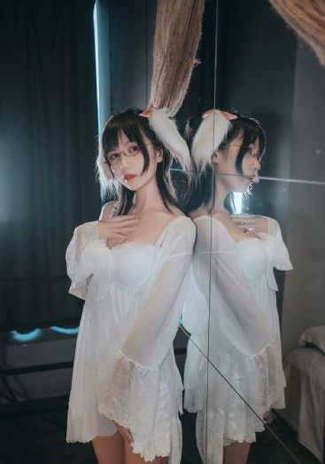 梅花十三被强扒胸罩吸乳